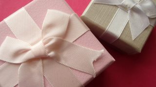 結婚記念日プレゼントで親に贈りたい高校生が買えるおすすめ品をご紹介 デコボコふぁん